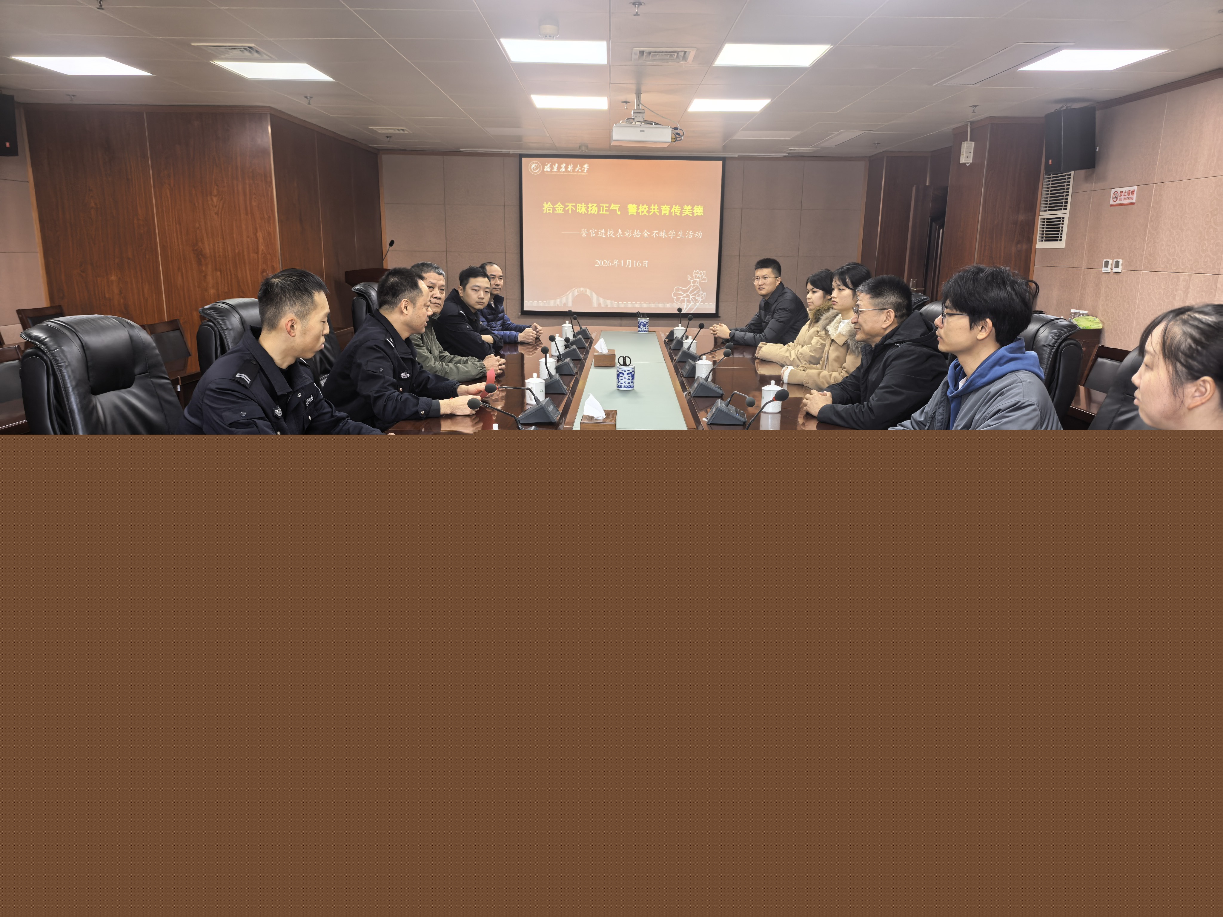 表彰活動(dòng)現(xiàn)場(chǎng).jpg 表彰活動(dòng)現(xiàn)場(chǎng).jpg